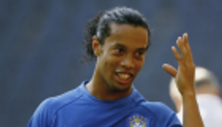 نجل الساحر رونالدينيو يبدأ مسيرته الاحترافية