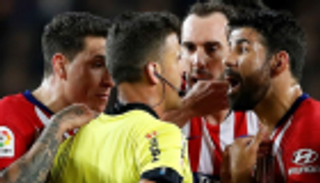 حكم مواجهة برشلونة وأتلتيكو مدريد يكشف سبب طرد كوستا