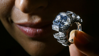 الخاتم مرصع بألماس بوزن 40 قيراطا