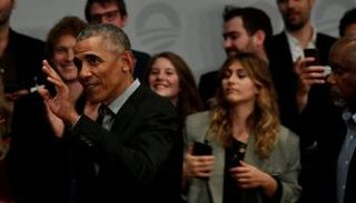 باراك أوباما خلال أحد لقاءاته مع الشباب في برلين