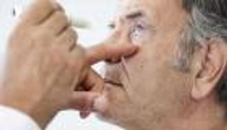 العين تكشف أعراض ألزهايمر مبكرا