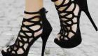 دورات تدريبية لارتداء أحذية الكعب العالي