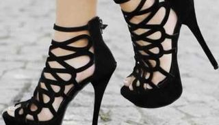 دورات تدريبية لارتداء أحذية الكعب العالي - صورة أرشيفية