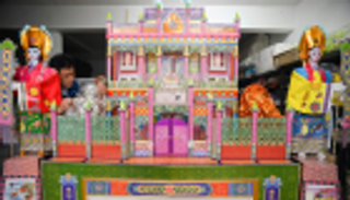 حرق قصور وأموال من ورق لتكريم الموتى في تايوان