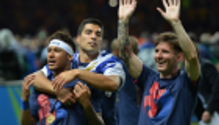 نيمار يحتفل بفوز برشلونة على أتلتيكو مدريد