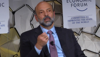 رئيس الوزراء الأردني عمر الرزاز خلال منتدى دافوس البحر الميت