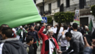 سيناريوهات المرحلة الانتقالية بالجزائر على صفيح ساخن