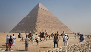 سياح بمنطقة أهرامات الجيزة - أرشيف