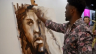 بالصور.. زامبي من أصحاب الهمم يبهر زوار "فنون دبي" برسم لوحة في 7 دقائق