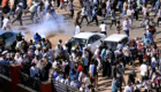 سودانيون يعتصمون أمام مقر قيادة الجيش لليوم الثالث.. والأعداد تتزايد