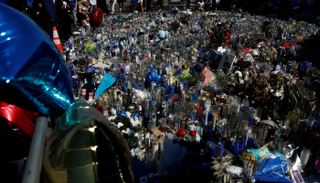 عشاق هاسل يضعون الورود والشموع حدادا على مقتله