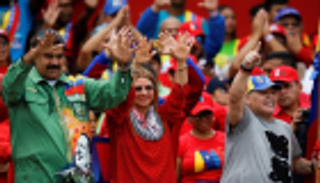 رئيس فنزويلا يتسبب في غرامة لمارادونا