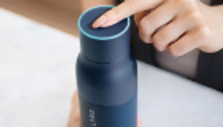 بالصور .. "زجاجة ذكية" تنقي المياه ذاتيا