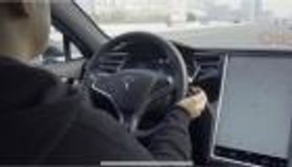 تسلا تطور نظام القيادة الذاتية لسياراتها لتفادي الطرق الوعرة