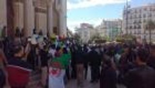 طلبة جزائريون يتظاهرون ضد رئاسة بن صالح للبلاد و13 نقابة تدخل في إضراب