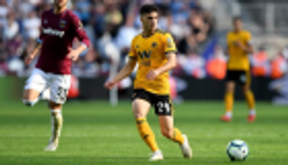 مدافع ولفرهامبتون يشعل المنافسة بين برشلونة وليفربول