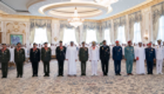 محمد بن زايد يقلد المشاركين في مهام العمل الإنساني الخارجية أوسمة "الإمارات"