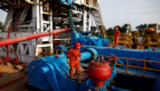 النفط يصعد لأعلى مستوى في 5 أشهر وسط مخاوف بشأن إمدادات ليبيا