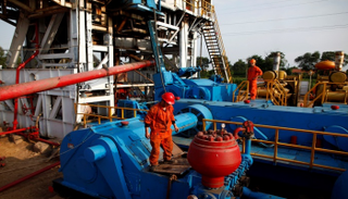 عمال في منصة للتنقيب عن النفط بأحد حقول الصين- رويترز