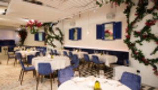 أغرب طريقة لكرم الضيافة.. تكسير ٢٠٠٠ صحن يوميا في مطعم يوناني بدبي