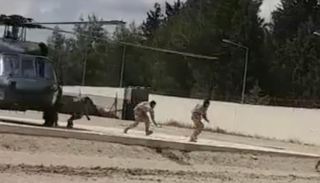 مقاتلون موالون لأنقرة يتدربون على عمليات الإنزال الجوي بطائرات تركية