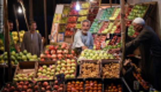 صعود طفيف للتضخم بمصر والجنيه يستقر مقابل الدولار