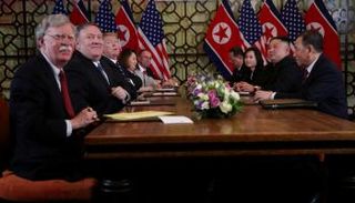 الرئيسان الأمريكي والكوري الشمالي خلال  اجتماع في هانوي-أرشيفية 