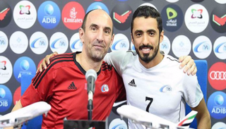 مدرب بني ياس مع لاعب الفريق فوزا عوانة