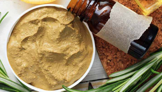 يعالج الطين فروة الرأس ويزيل الترسبات العالقة فيها 