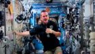 رائد فضاء كندي يتبرع بـ١٣ ألف صورة للشغوفين بأسرار الكون