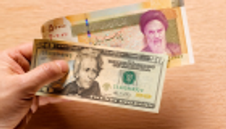 الريال الإيراني يتقهقر مجددا أمام الدولار والذهب يفقد بريقه