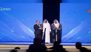 البروفيسور كابلان أثناء تتويجه بالجائزة