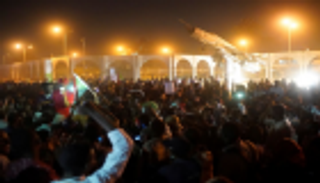 في انتظار بيان الجيش السوداني.. فرحة حذرة ومطالبات بمزيد من الاحتشاد