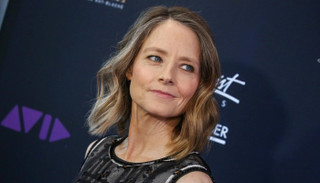 جودي فوستر خلال افتتاح فيلمها الوثائقي "الحياة السرية لأليس جاي"