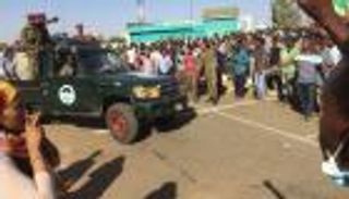 جنود يداهمون مقر "الحركة الإسلامية" التي يتزعمها البشير بالخرطوم