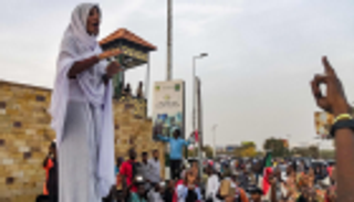 أيقونة احتجاجات السودان: "الطلقة ما تقتل.. يقتل سكات الزول"