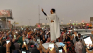 من طهران إلى الخرطوم.. نساء أصبحن أيقونات للثورات