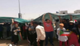 السودانيون الأقباط.. ترانيم تظلل صلوات اعتصام مقر قيادة الجيش