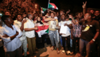 السودانيون يواصلون الاعتصام رغم سريان حظر التجوال