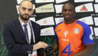 لاعب الفيحاء يتسلم جائزة الأفضل في الدوري السعودي