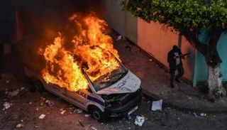 مجهولون يضرمون النار في سيارة للأمن