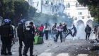 الشرطة الجزائرية: اعتقال 108 أشخاص وإصابة 27 من قوات الأمن خلال اشتباكات الجمعة