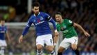 مدرب إيفرتون يلمح لشراء عقد لاعب برشلونة