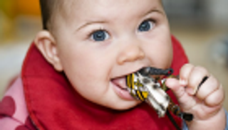 دراسة تحذر: ابتلاع الأطفال للأجسام الغريبة في تزايد