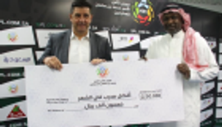 تكريم مدرب ولاعب النصر قبل كلاسيكو الدوري السعودي أمام الاتحاد