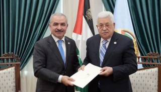 أشتية خلال تسلمه كتاب تكليف تشكيل الحكومة- أرشيفية