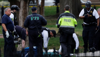 رجل يشعل النار في نفسه أمام البيت الأبيض