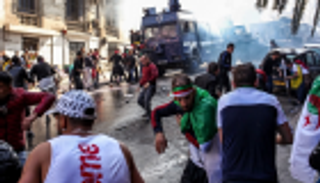 الشرطة الجزائرية تعلن ارتفاع عدد مصابيها لـ83 وتوقيف 180 محتجا