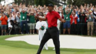وودز يحقق أعظم عودة رياضية بفوزه ببطولة الأساتذة للجولف