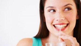 الشاليموه يؤدي إلى انقباض عضلة الفم وهو ما يصاحب ظهور التجاعيد المبكرة